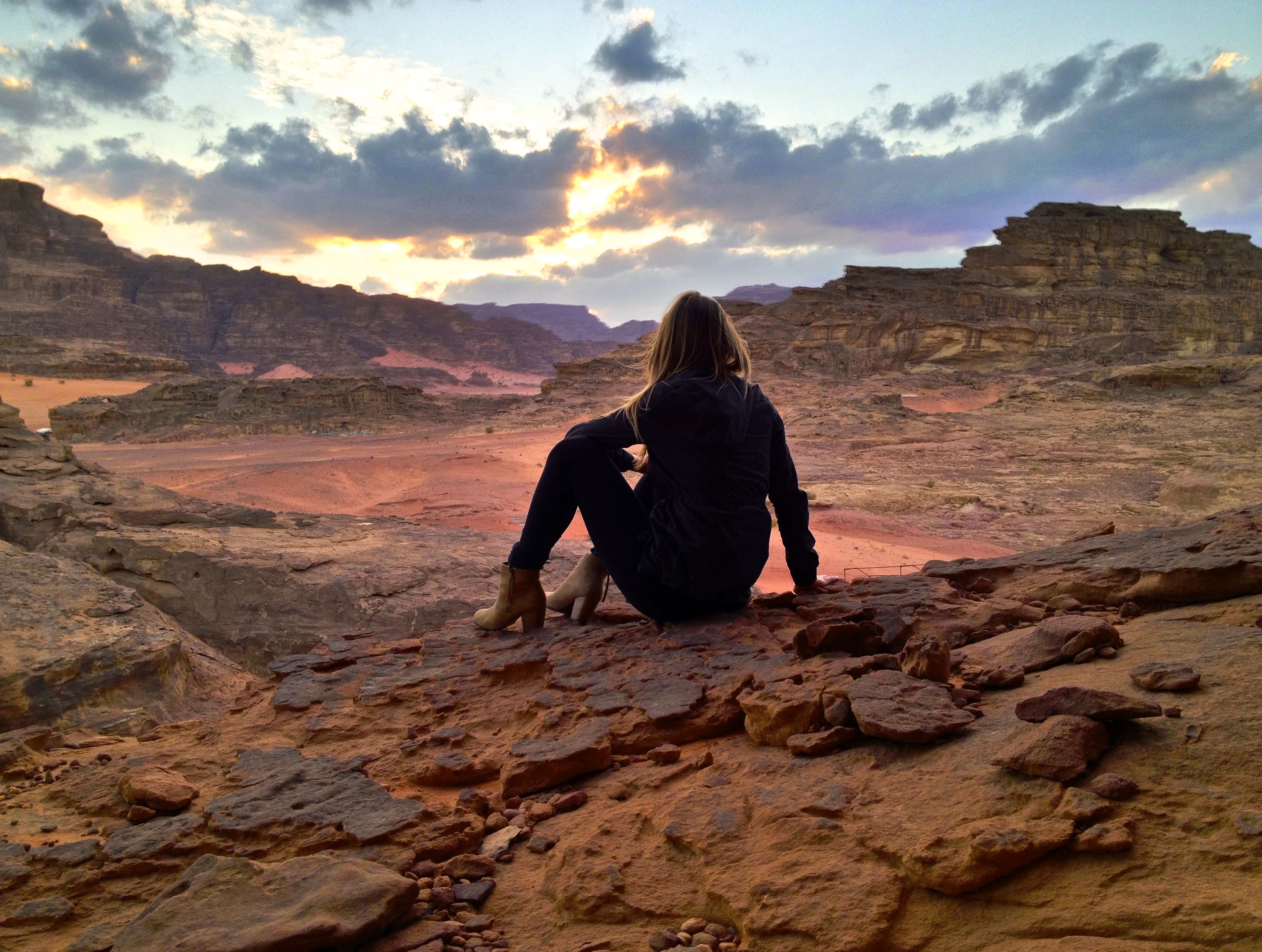 Восхитительный человек. Фотосессия в пустыне. Одиночество в пустыне. Девушка в пустыне. Сидит в пустыне.