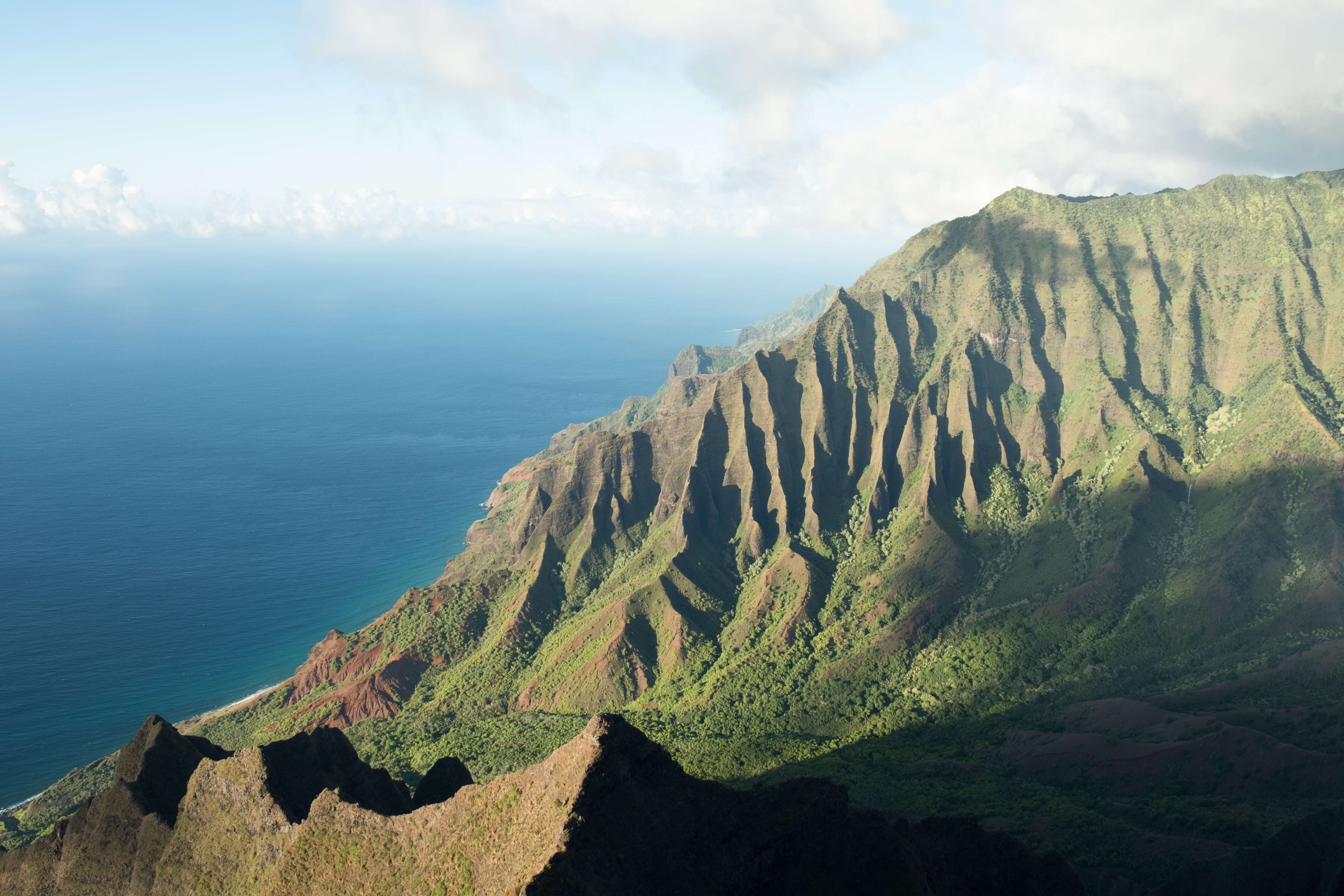 Vista aérea sobre la costa de Kauai