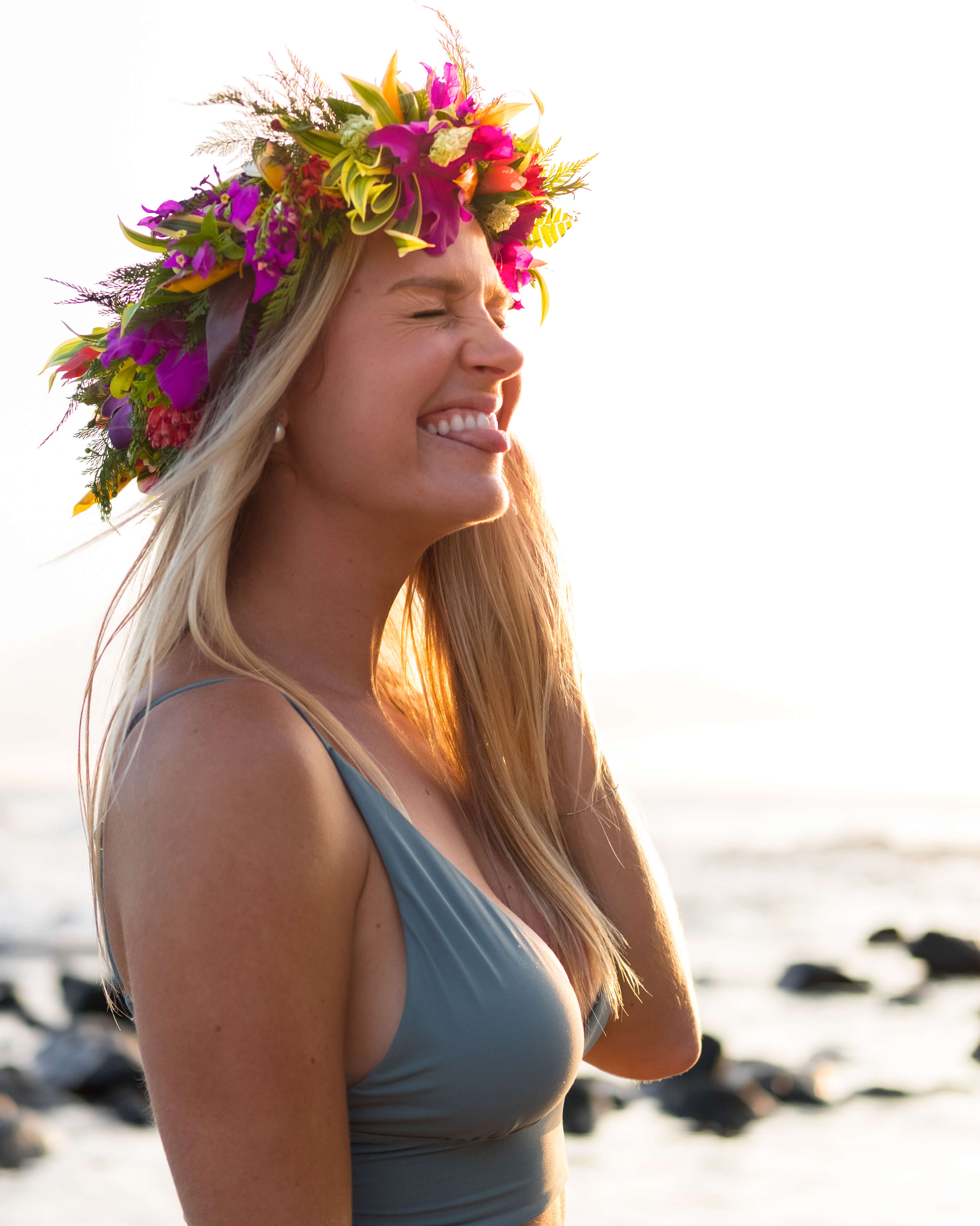 Szőke virágkoronát visel Hawaiin