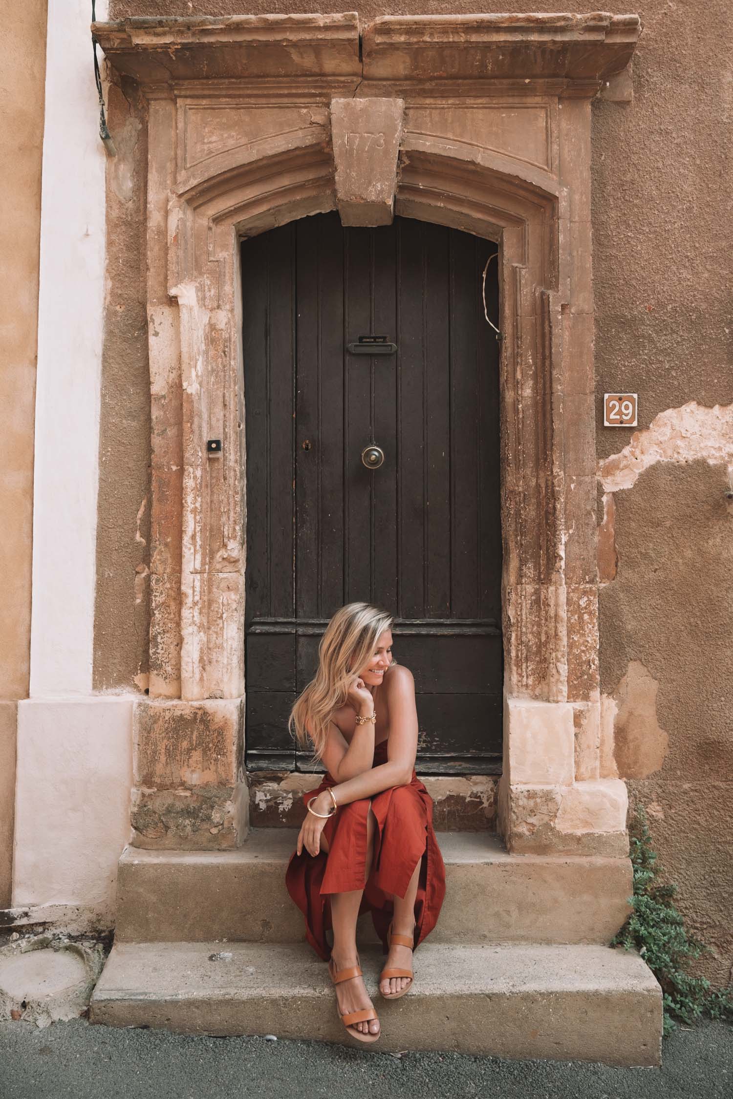 Fille blonde Sud de la France What to Wear Europe Summer