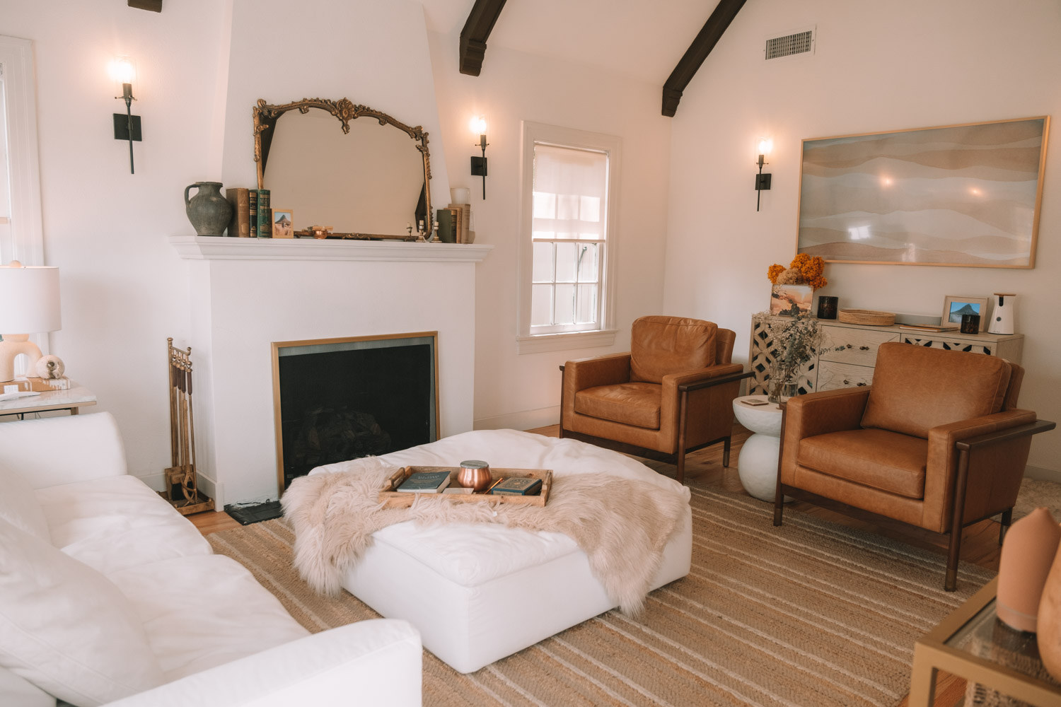 modernus derliaus židinys Kalifornijos namo sofa